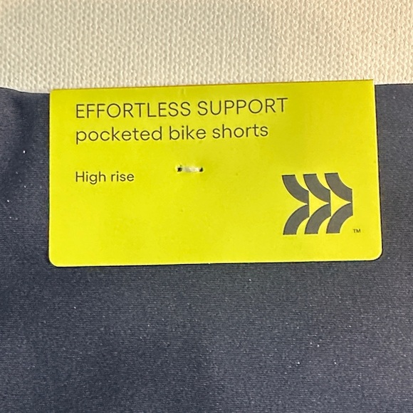 All in Motion Women’s Dark Blue Bike Shorts with Side Pockets NWT Size S - Picture 4 of 6